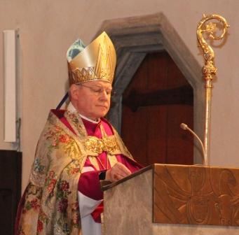 Bischof Dr. Konrad Zdarsa eröffnete den Marienmonat Mai mit einer feierlichen Maiandacht im Augsburg Mariendom.