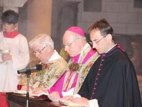 Bischof Konrad Zdarsa huldigte der Gottesmutter Maria in der Andacht. 