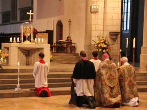 Die Anbetung des Allerheiligsten Sakrament des Altares.