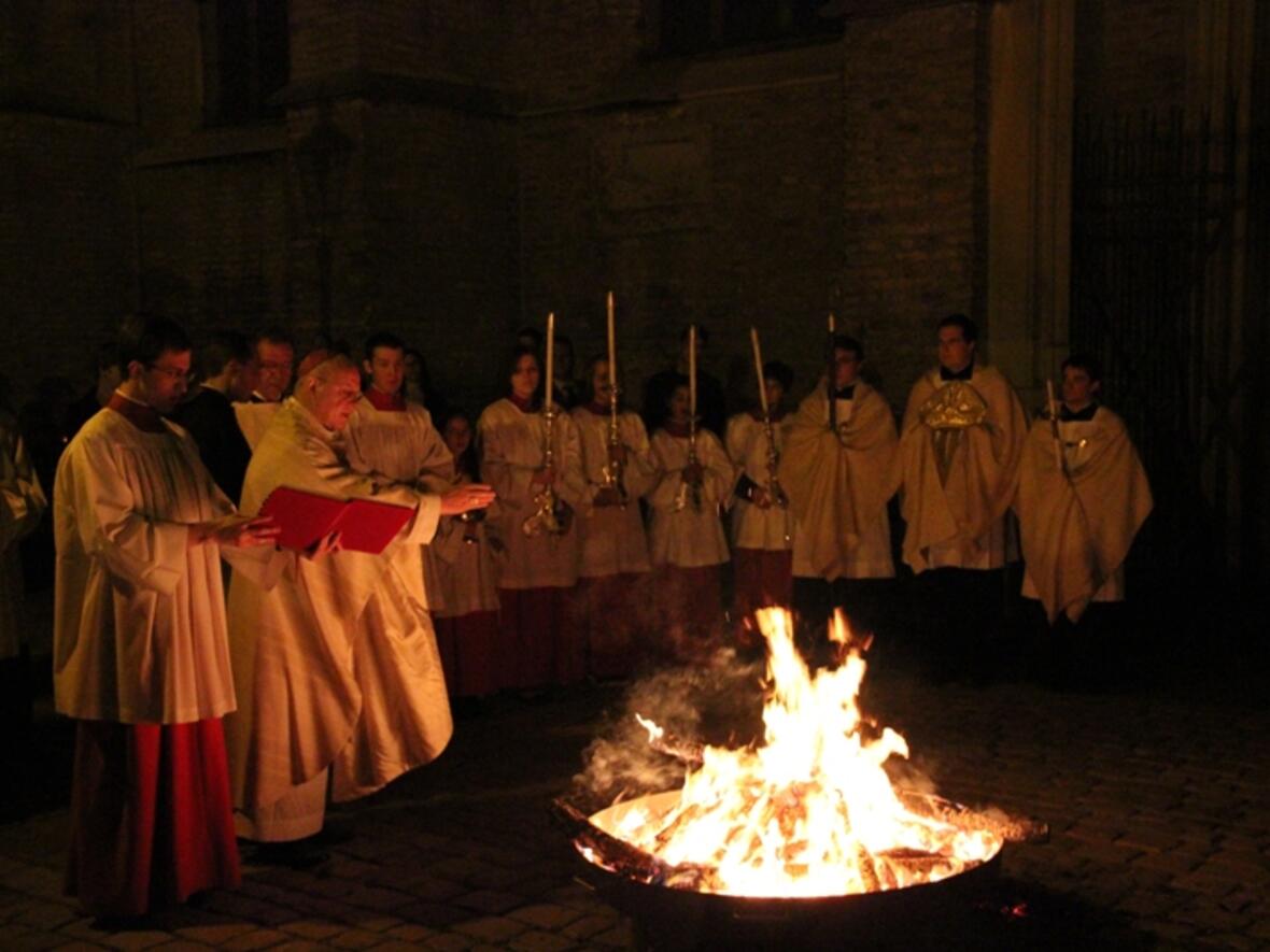bischof-konrad-zelebriert-die-osternacht-im-hohen-dom-zu-augsburg478629
