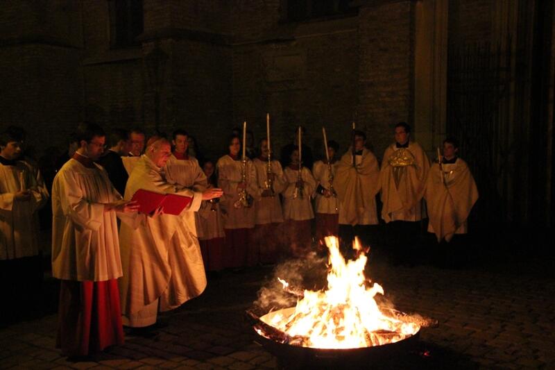 bischof-konrad-zelebriert-die-osternacht-im-hohen-dom-zu-augsburg478629