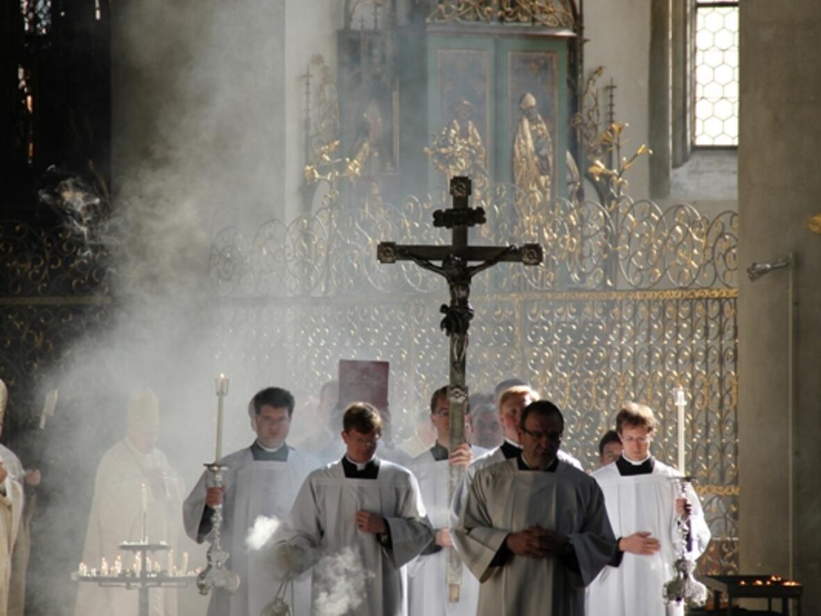 bischof-zdarsa-weiht-die-heiligen-oele476359