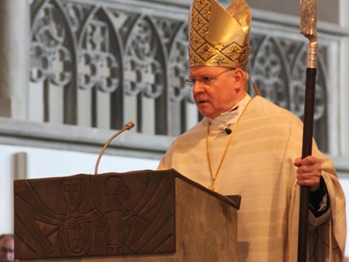 bischof-zdarsa-weiht-die-heiligen-oele476362