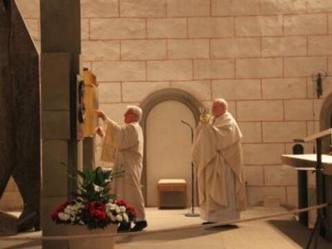 Zum Ende des Gottesdienstes wurde der Tabernakel geöffnet, der nun bis Ostern leer und offen steht.