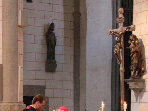 bischof-zdarsa-zelebriert-karfreitagsliturgie-im-augsburger-dom477986