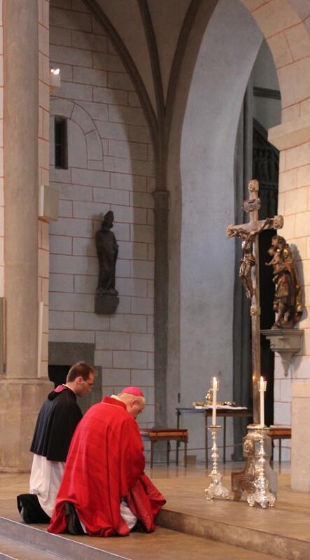 bischof-zdarsa-zelebriert-karfreitagsliturgie-im-augsburger-dom477986