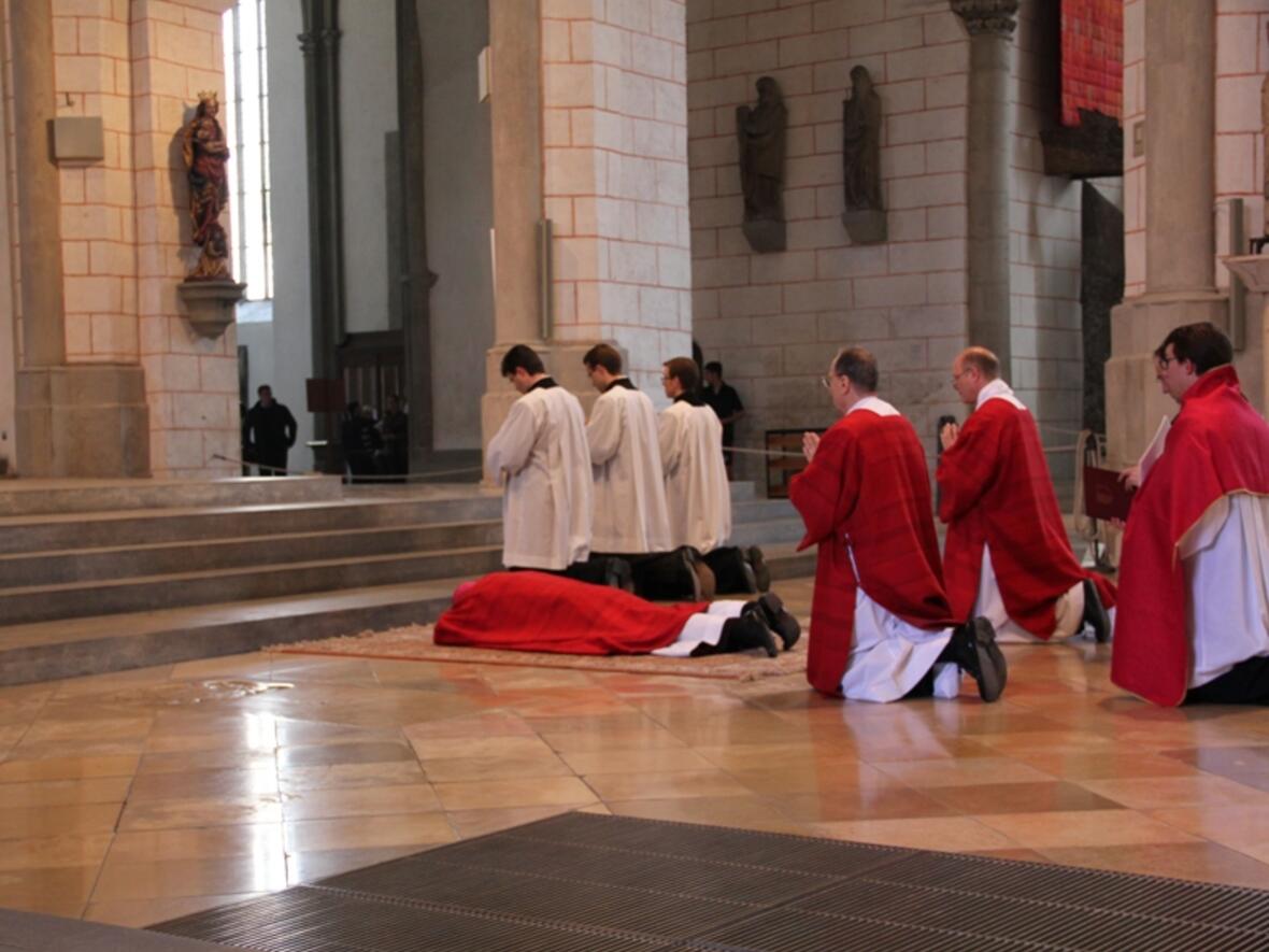 bischof-zdarsa-zelebriert-karfreitagsliturgie-im-augsburger-dom477992