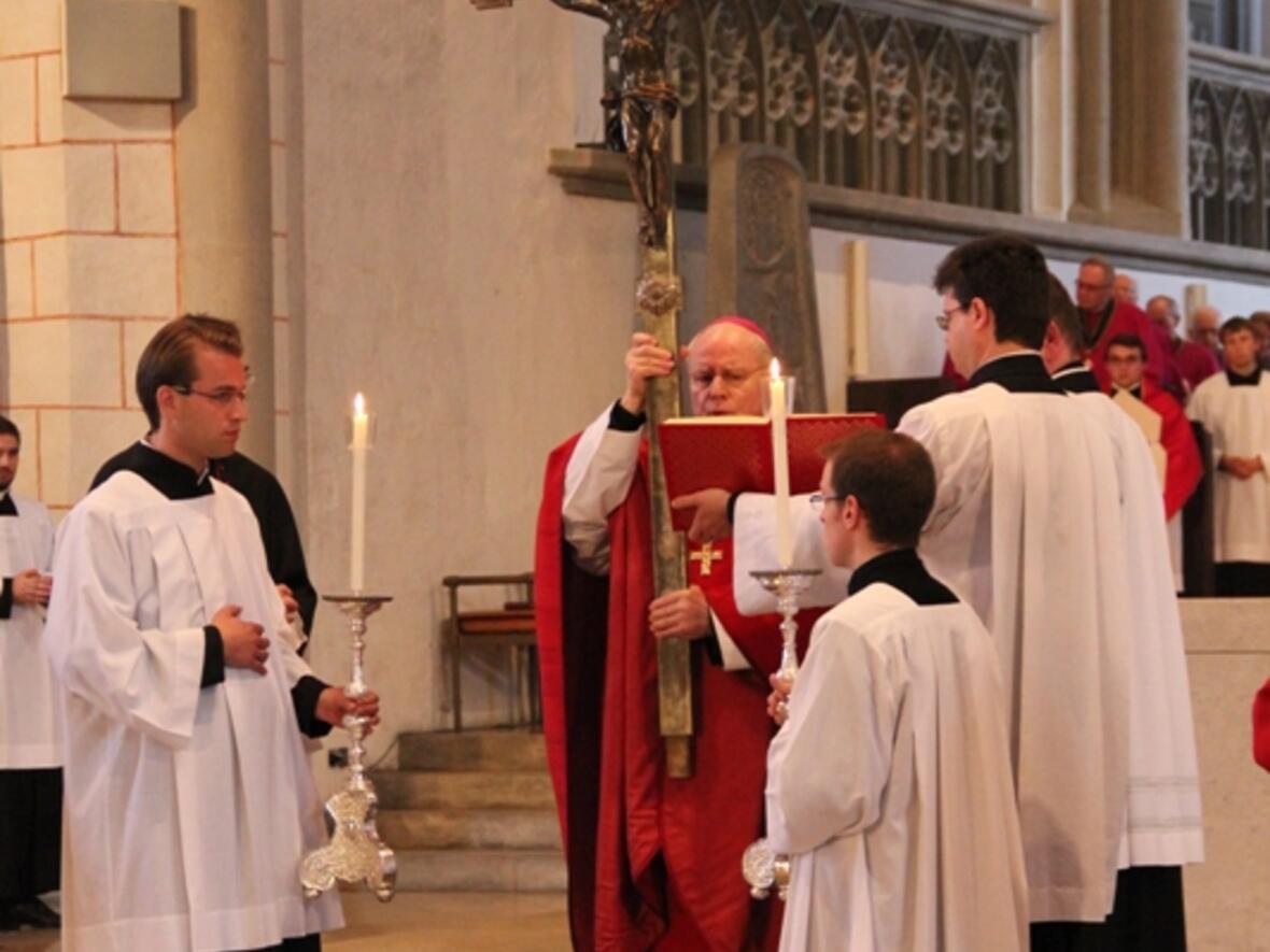 bischof-zdarsa-zelebriert-karfreitagsliturgie-im-augsburger-dom477995