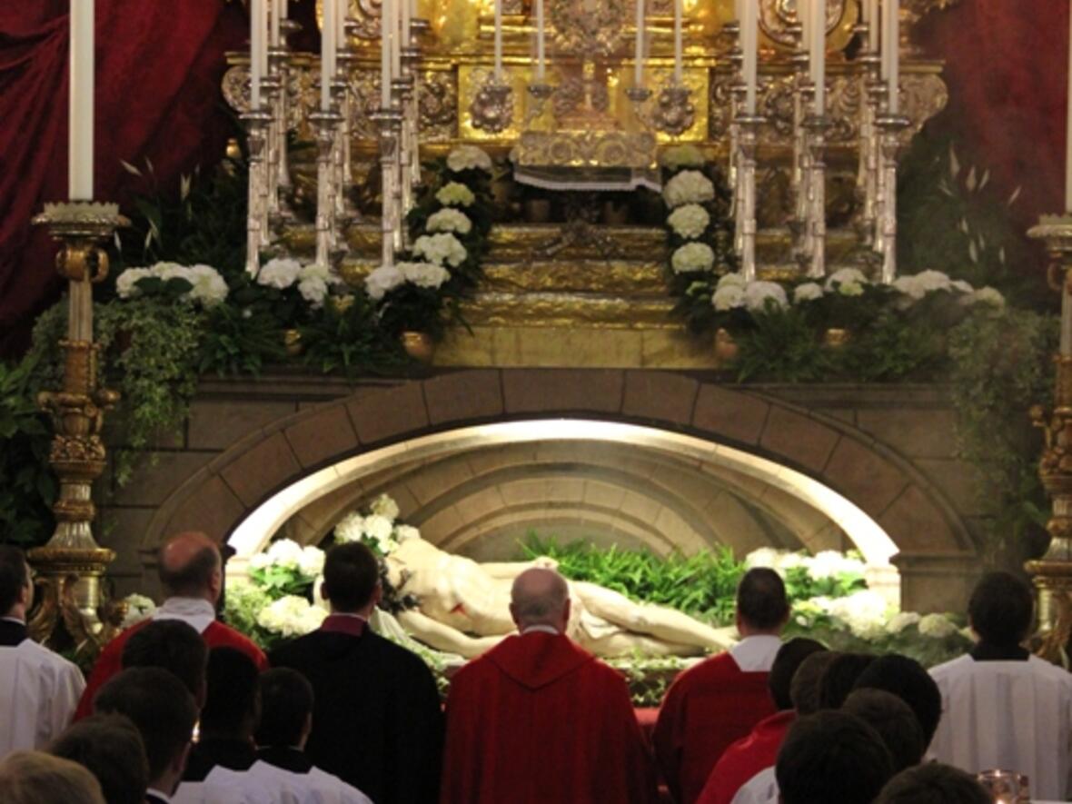 bischof-zdarsa-zelebriert-karfreitagsliturgie-im-augsburger-dom477998