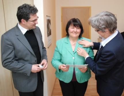 Diözesan-Caritasdirektor Pfarrer Dr. Andreas Magg zeichnete die ehemalige SKF-Geschäftsführerin Gabriele Adamietz (Mitte aus). Maria-Anna Immerz (re.), Geistliche Beirätin des SkF und Bischöfliche Beauftragte für den SkF und den Fachbereich Schwangerenberatung, freute sich, ihr die Caritas-Ehrennadel in Gold anstecken zu können. Foto: Caritas