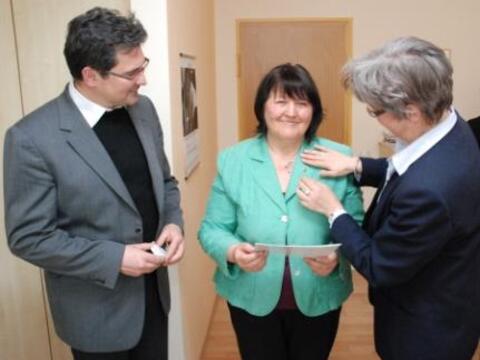 Diözesan-Caritasdirektor Pfarrer Dr. Andreas Magg zeichnete die ehemalige SKF-Geschäftsführerin Gabriele Adamietz (Mitte aus). Maria-Anna Immerz (re.), Geistliche Beirätin des SkF und Bischöfliche Beauftragte für den SkF und den Fachbereich Schwangerenberatung, freute sich, ihr die Caritas-Ehrennadel in Gold anstecken zu können. Foto: Caritas