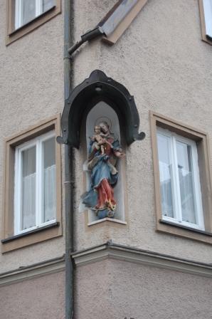 Hausmadonna mit Jesuskind in der Georgenstraße im Domviertel Augsburgs