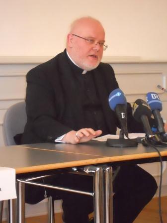 Erzbischof Kardinal Reinhard Marx spricht als Vorsitzender der Freisinger Bischofskonferenz vor Journalisten über die Ergebnisse der Frühjahrsvollversammlung.