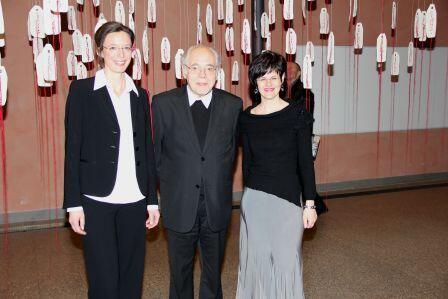 V.l.. Kuratorin Doris Kettner, Weihbischof Josef Grünwald, Museumsleiterin Melanie Thierbach vor der Rauminstallation "Stiller Abtrag" von Sybille Loew