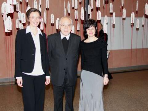 V.l.. Kuratorin Doris Kettner, Weihbischof Josef Grünwald, Museumsleiterin Melanie Thierbach vor der Rauminstallation "Stiller Abtrag" von Sybille Loew