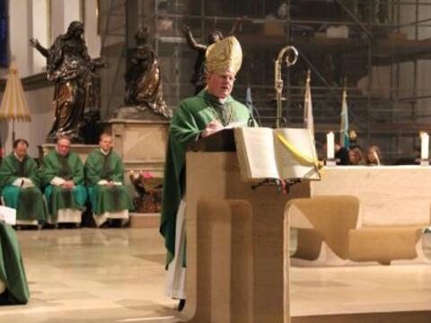 Bischof Dr. Konrad Zdarsa zelebrierte den Festgottesdienst zur 75-Jahr-Feier des BJA. L.: DK Monsign.Wolfgang Hacker, Generalvikar Prälat Karlheinz Knebel und Domvikar Florian Wörner.