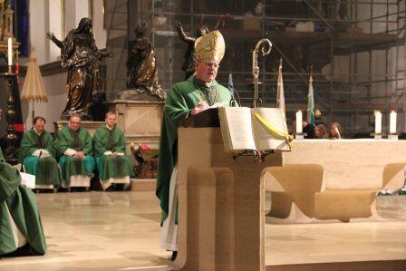 Bischof Dr. Konrad Zdarsa zelebrierte den Festgottesdienst zur 75-Jahr-Feier des BJA. L.: DK Monsign.Wolfgang Hacker, Generalvikar Prälat Karlheinz Knebel und Domvikar Florian Wörner.