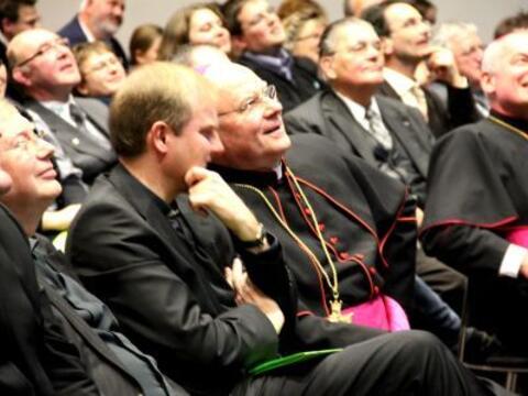 Bischof Dr. Konrad Zdarsa im Gespräch mit dem Leiter des Bischöflichen Jugendamtes, Domvikar Florian Wörner, beim Festakt im Haus St. Ulrich, l.: DK Monsign. H.Heinrich und Domdekan D. Bernt, r. WB Dr. A. Losinger