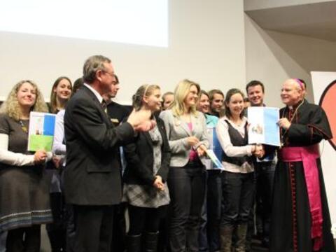 Bischof Dr. Konrad Zdarsa (rechts) mit den Gewinnern des Bischof Simpert-Preises und des Religiösen Sonderpreises 2010