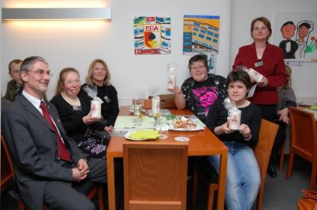 Die Projektleiterin Christine Lampe (1.v.re.) und die KünstlerInnen der UWA Monika Brandl (2.v.re.), Kristof Spreckelmayer (3.v.re.) und Carina Linnemann (5.v.re.), sowie Christine Borucker von der Beratungsstelle Unterstützte Kommunikation (3.v.li.) und Franz Minnerrath, den Geschäftsführer der CAB Caritas Augsburg Betriebsträger gGmbH (1.v.re.). Foto: Caritas.