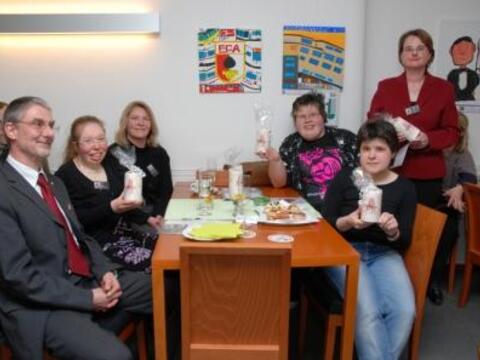 Die Projektleiterin Christine Lampe (1.v.re.) und die KünstlerInnen der UWA Monika Brandl (2.v.re.), Kristof Spreckelmayer (3.v.re.) und Carina Linnemann (5.v.re.), sowie Christine Borucker von der Beratungsstelle Unterstützte Kommunikation (3.v.li.) und Franz Minnerrath, den Geschäftsführer der CAB Caritas Augsburg Betriebsträger gGmbH (1.v.re.). Foto: Caritas.