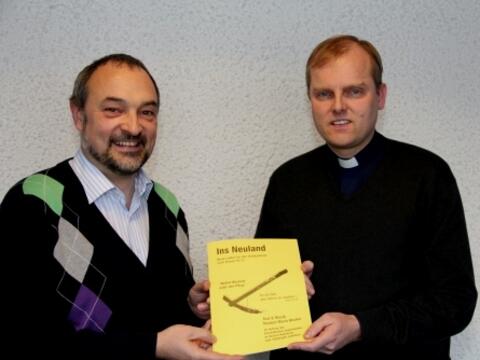 Der Komponist P. Norbert M. Becker MSC (links) und der Leiter des Bischöflichen Jugendamtes, Domvikar Florian Wörner, freuen sich auf die Uraufführung der Messe "Ins Neuland".
