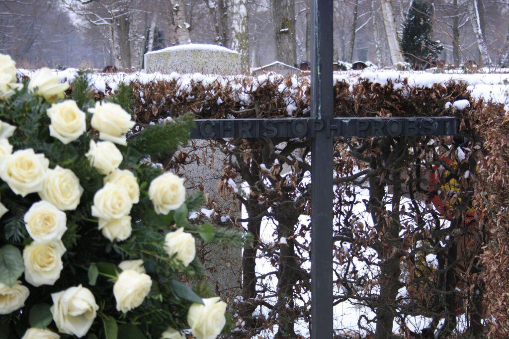 Weiße Rosen zum Gedenken an die Hinrichtung von Christoph Probst.