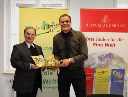 (v.l.) Domkapitular Prälat Dr. Bertram Meier, Leiter des Referats Weltkirche im Bistum Augsburg, und Gregor Uhl, Geschäftsführer der aktion hoffnung.