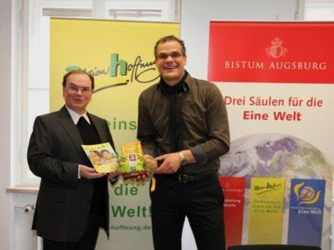 (v.l.) Domkapitular Prälat Dr. Bertram Meier, Leiter des Referats Weltkirche im Bistum Augsburg, und Gregor Uhl, Geschäftsführer der aktion hoffnung.