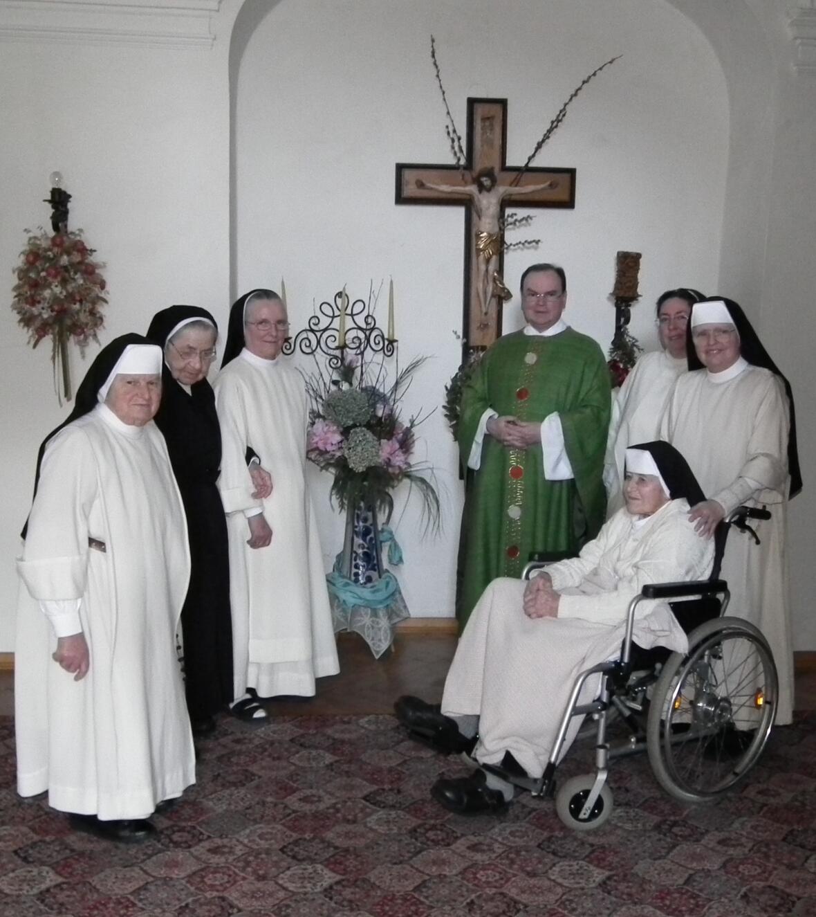 Die Schwestern (von links) Walburga, Ambrosia, Raphaela, Teresa, Gabriela und Bernadette (vorne) mit Prälat Dr. Bertram Meier. Foto: Schubert