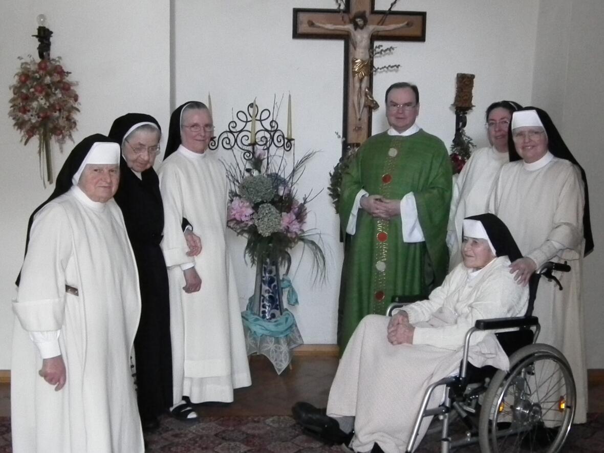 Die Schwestern (von links) Walburga, Ambrosia, Raphaela, Teresa, Gabriela und Bernadette (vorne) mit Prälat Dr. Bertram Meier. Foto: Schubert