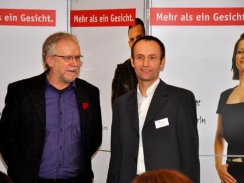 Heinrich Riegel (rechts), Leiter der Psychologischen Beratungsstelle in Dillingen, freute sich, dass seiner Einladung zum Fachvortrag von Lothar Steurer (links) 80 Zuhörer aus dem ganzen Landkreis Dillingen gefolgt waren. Foto Karg/ KJF