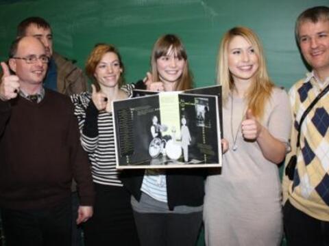 Das Siegerteam zusammen mit Projektpartnern aus dem Dominikus-Ringeisen-Werk in Ursberg. Foto: Christine Lüdke
