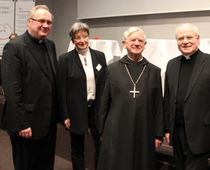 (v.l.) Generalvikar Prälat Karlheinz Knebel, Diözesanbeauftragte für den SkF und den Fachbereich Schwangerenberatung in der Diözese Augsburg, Maria-Anna Immerz, Bischof em. Viktor Josef Dammertz OSB und Bischof Konrad Zdarsa.
