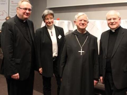 (v.l.) Generalvikar Prälat Karlheinz Knebel, Diözesanbeauftragte für den SkF und den Fachbereich Schwangerenberatung in der Diözese Augsburg, Maria-Anna Immerz, Bischof em. Viktor Josef Dammertz OSB und Bischof Konrad Zdarsa.
