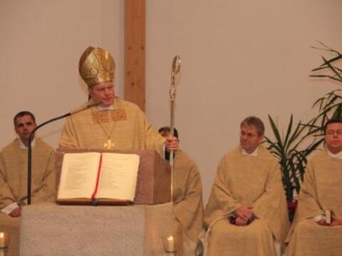 Bischof Dr. Konrad Zdarsa predigte gestern in der Heiligen Messe der Katholischen Hochschulgemeinde Augsburg. 
