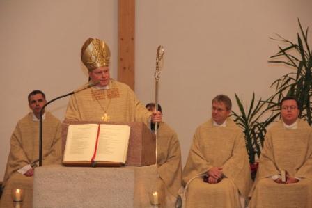 Bischof Dr. Konrad Zdarsa predigte gestern in der Heiligen Messe der Katholischen Hochschulgemeinde Augsburg. 