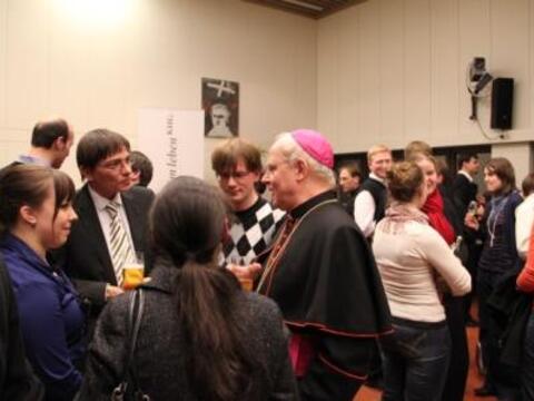 Bischof Konrad und der Dekan der Katholisch-Theologischen Fakultät, Prof. Dr. Wurst ( 2.v.l.) zusammen mit zahlreichen Studenten auf dem Empfang der KHG Augsburg. 