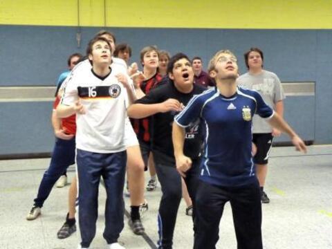 Jugendliche Teilnehmer des Weihnachtskurses des Offenen Seminars der Diözese Augsburg beim Sportprogramm