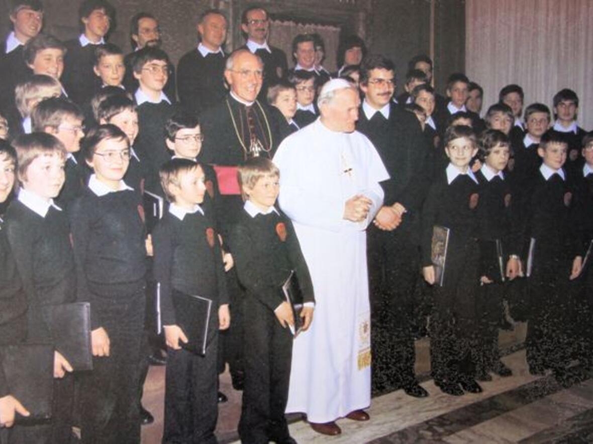 Die Augsburger Domsingknaben mit Papst Johannes Paul II. und Bischof Josef Stimpfle im März 1980 in Rom. Im Mai 1987 besuchte Papst Johannes Paul II. Augsburg und feierte unter anderem einen Gottesdienst im Mariendom. Foto: Anton Fuchs