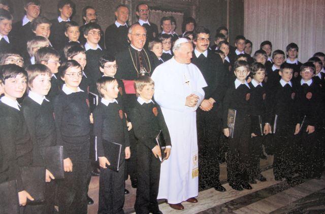 Die Augsburger Domsingknaben mit Papst Johannes Paul II. und Bischof Josef Stimpfle im März 1980 in Rom. Im Mai 1987 besuchte Papst Johannes Paul II. Augsburg und feierte unter anderem einen Gottesdienst im Mariendom. Foto: Anton Fuchs
