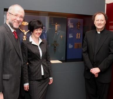 v.l. der Direktor des Diözesanmuseums Hildesheim, Prof. Dr. Michael Brandt, die Leiterin des Diözesanmuseums St. Afra Augsburg, Melanie Thierbach M.A. und Domkapitular Dr. Wolfgang Hacker vor romanischen Bronze-Kreuzen, die ab sofort in der Ausstellung zu sehen sind. 