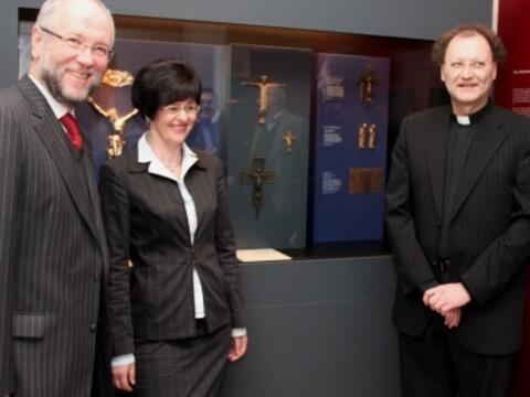 v.l. der Direktor des Diözesanmuseums Hildesheim, Prof. Dr. Michael Brandt, die Leiterin des Diözesanmuseums St. Afra Augsburg, Melanie Thierbach M.A. und Domkapitular Dr. Wolfgang Hacker vor romanischen Bronze-Kreuzen, die ab sofort in der Ausstellung zu sehen sind.