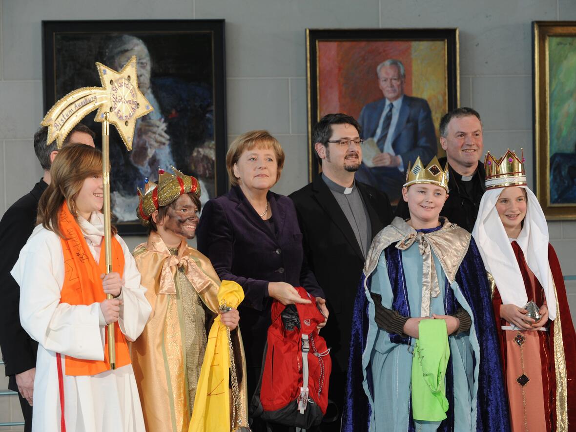 Die Sternsinger Kilian Inning (12), Thomas Königsberger (12), Anna Rüffer (13) und Franziska Rüffer (15) sowie Begleiter Pfarrer Thomas Herz aus der Pfarrgemeinde St. Gordian und Epimach in Stöttwang vertraten am Mittwochmorgen im Bundeskanzleramt das Bistum Augsburg beim traditionellen Sternsingerempfang der Bundeskanzlerin zur 53. Aktion Dreikönigssingen. Zum Gruppenfoto mit Kanzlerin Angela Merkel stellten sie sich gemeinsam mit Prälat Dr. Klaus Krämer, Präsident des Kindermissionswerks „Die Sternsinger“, und Pfr. Simon Rapp, Bundespräses des Bundes der Deutschen Katholischen Jugend (BDKJ), auf. Foto: Ralf Adloff