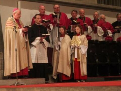 Bischof Dr. Konrad Zdarsa (ganz links) feierte mit den Augsburger Weihbischöfen und Vertretern des Domkapitels die Jahresschlussandacht im Mariendom.