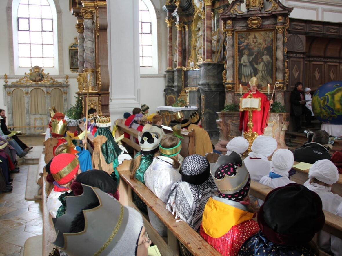 Bischof Konrad Zdarsa feierte mit den Kindern die Eucharistie und predigte zu den Sternsingern