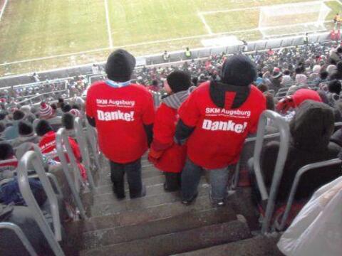 Jugendliche sammelten während des FCA-Spiels gegen Herta BSC für die Wärmestube des SKM. Foto: SKM