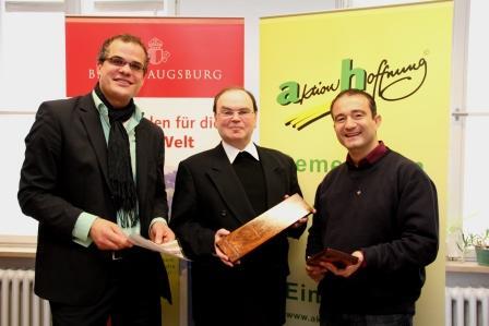 P. Miguel Ruiz SDB (v.r.) überreichte zweil Holzstücke aus Pakistan an den Weltkirchenreferenten Prälat Dr. Bertram Meier und an den Geschäftsführer der aktion hoffnung, Gregor Uhl.