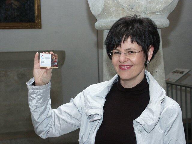 Museumsleiterin Melanie Thierbach präsentiert die neue Jahreskarte des Diözesanmuseum St. Afra. Für 25 Euro gibt es ein Jahr lang jederzeit Eintritt zur Dauerausstellung und zu allen Sonderausstellungen.