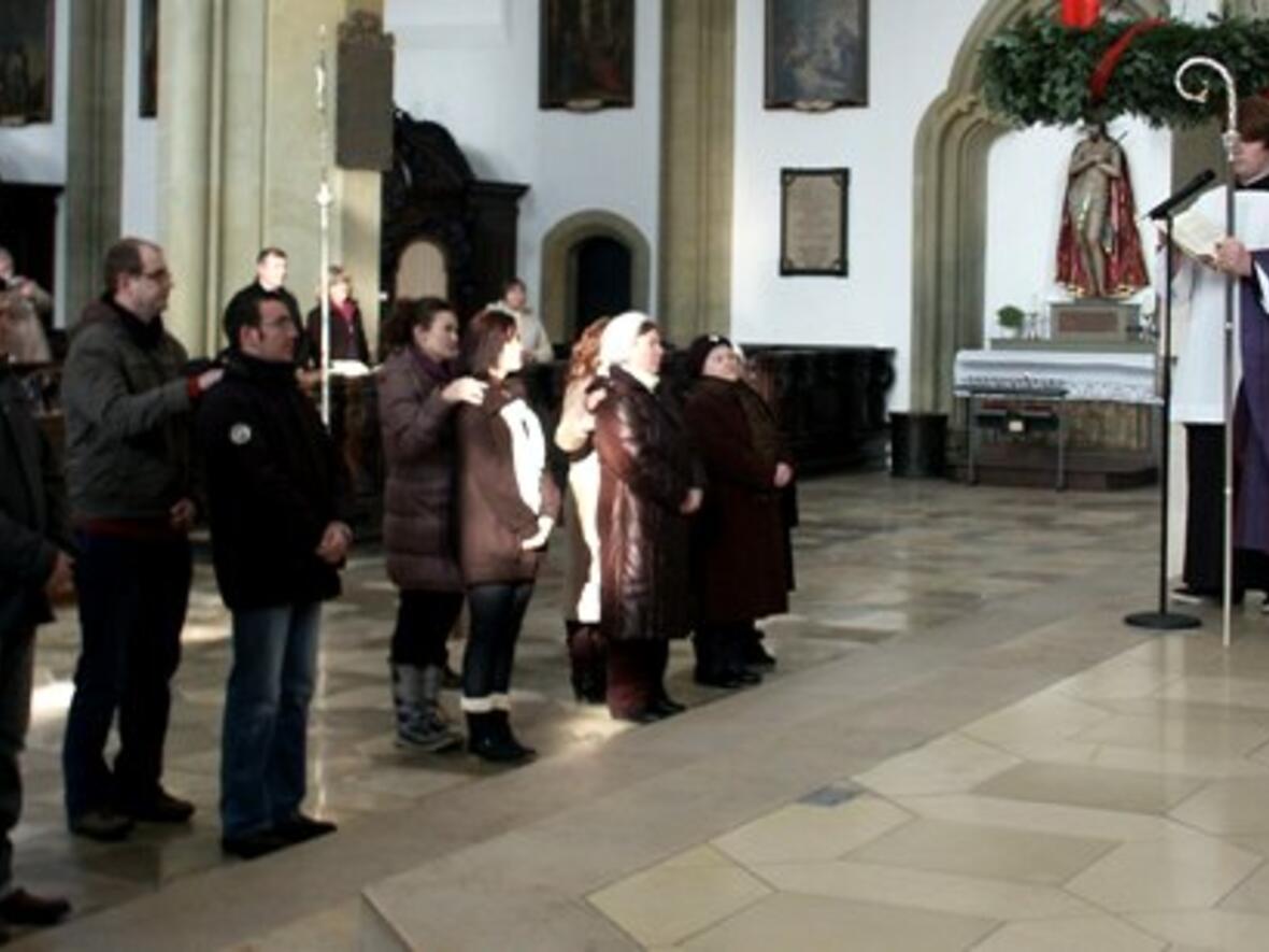 Die Firmbewerber erneuerten in dem Firmgottesdienst mit Bischof Zdarsa zu Beginn ihr Taufversprechen